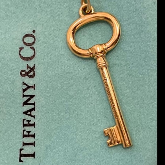 AUTHENTIC TIFFANY & CO 18k YG LARGE KEY CHARM. Unisex - Picture 10 of 14